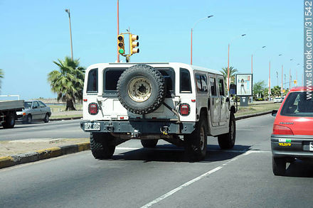 Hummer en Montevideo - Departamento de Montevideo - URUGUAY. Foto No. 31542
