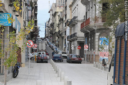 Calle Treinta y Tres - Departamento de Montevideo - URUGUAY. Foto No. 31579