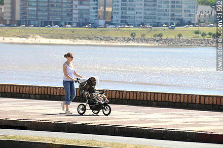 Mamá en la Rambla de Montevideo - Departamento de Montevideo - URUGUAY. Foto No. 31592