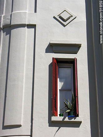 Espada de San Jorge en una ventana - Departamento de Montevideo - URUGUAY. Foto No. 31859