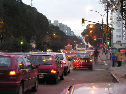 Tráfico en Bulevar Artigas y Canelones. - Departamento de Montevideo - URUGUAY. Foto No. 31709