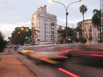 Tráfico en Bulevar Artigas y Canelones. - Departamento de Montevideo - URUGUAY. Foto No. 31693