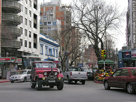 21 de Setiembre and Ellauri streets - Department of Montevideo - URUGUAY. Photo #31713
