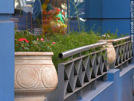 Balcón de un comercio - Departamento de Montevideo - URUGUAY. Foto No. 31724