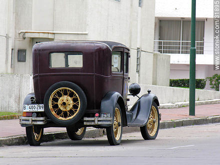 Ford antiguo en la calle 20 - Punta del Este y balnearios cercanos - URUGUAY. Foto No. 31895