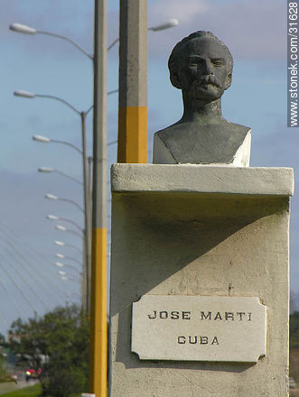 Av. de las Américas. Busto a José Martí - Departamento de Canelones - URUGUAY. Foto No. 31628