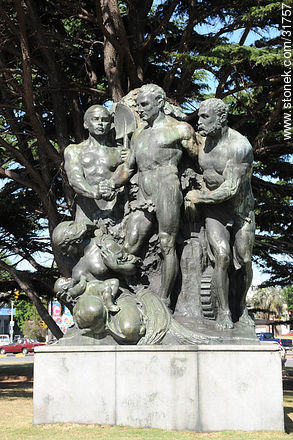 Escultura del exterior del Palacio Legislativo (Fundición Vignali y Cía.) - Departamento de Montevideo - URUGUAY. Foto No. 31757