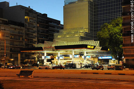 Estación de servicio - Departamento de Montevideo - URUGUAY. Foto No. 31845