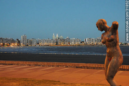 Escultura de una mujer en bronce en Trouville - Departamento de Montevideo - URUGUAY. Foto No. 31852