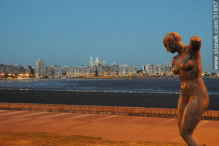 Escultura de una mujer en bronce en Trouville - Departamento de Montevideo - URUGUAY. Foto No. 31857