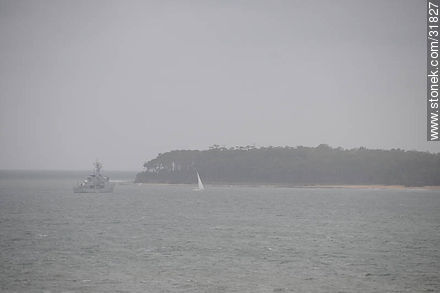 Isla Gorriti y buque de la Armada - Punta del Este y balnearios cercanos - URUGUAY. Foto No. 31827