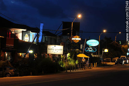 Tiendas y comercios sobre la ruta 10 de La Barra - Punta del Este y balnearios cercanos - URUGUAY. Foto No. 32149