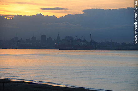 Ciudad bajo la bruma matinal - Departamento de Montevideo - URUGUAY. Foto No. 32144