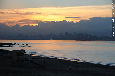 Ciudad bajo la bruma matinal - Departamento de Montevideo - URUGUAY. Foto No. 32145