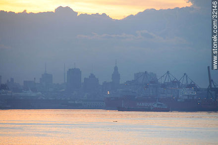 Ciudad bajo la bruma matinal - Departamento de Montevideo - URUGUAY. Foto No. 32146