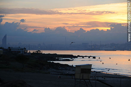 Ciudad bajo la bruma matinal. Playa del Cerro - Departamento de Montevideo - URUGUAY. Foto No. 32147