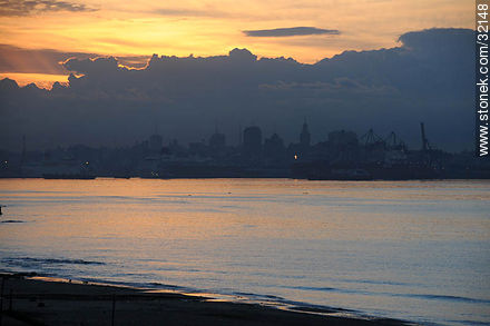 Ciudad bajo la bruma matinal - Departamento de Montevideo - URUGUAY. Foto No. 32148
