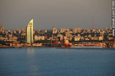 Torre de Antel y la antena del Canal 4. - Departamento de Montevideo - URUGUAY. Foto No. 31990