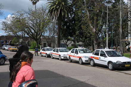 Taxis en la Plaza Colón. - Departamento de Tacuarembó - URUGUAY. Foto No. 32608