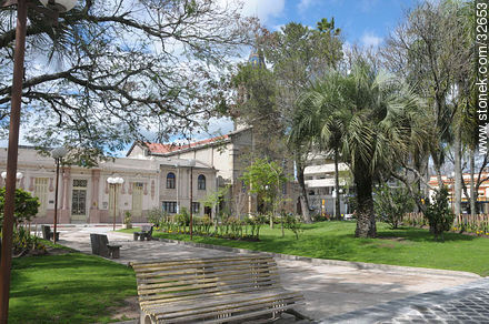 Plaza 19 de abril. Sede de la Intendencia Municipal de Tacuarembó. - Departamento de Tacuarembó - URUGUAY. Foto No. 32653