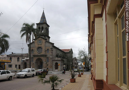 Iglesia y Jefatura de Tacuarembó - Departamento de Tacuarembó - URUGUAY. Foto No. 32662