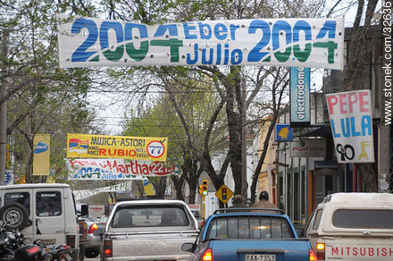Tráfico y publicidad electoral en la calle 25 de Mayo de Tacuarembó - Departamento de Tacuarembó - URUGUAY. Foto No. 32636
