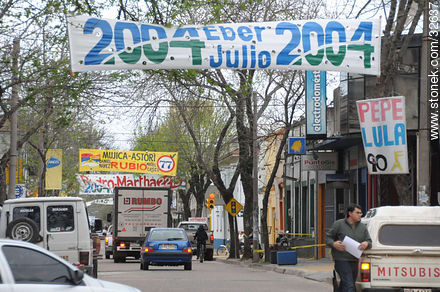 Tráfico y publicidad electoral en la calle 25 de Mayo de Tacuarembó - Departamento de Tacuarembó - URUGUAY. Foto No. 32637