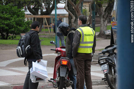 Infracción enfrente a la Plaza - Departamento de Tacuarembó - URUGUAY. Foto No. 32633