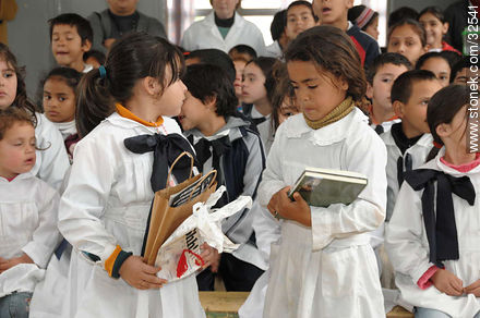 Primary public school children with books in Uruguay -  - MORE IMAGES. Photo #32541