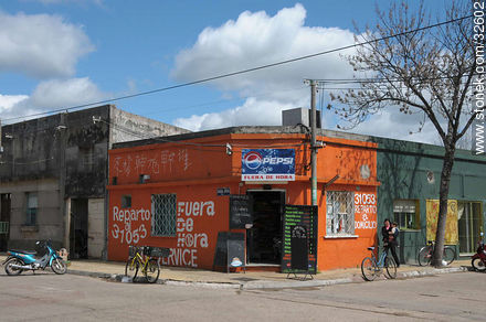 Almacén autoservicio Fuera de Hora - Departamento de Tacuarembó - URUGUAY. Foto No. 32602
