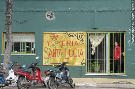 Streets of Tacuarembó city. Herbal store. - Tacuarembo - URUGUAY. Photo #32597