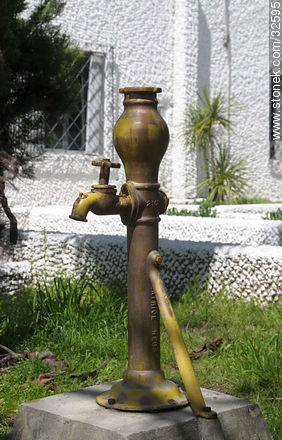 Antiguo surtidor de agua en exhibición. - Departamento de Tacuarembó - URUGUAY. Foto No. 32595