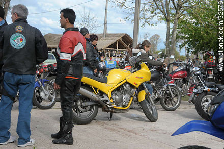 Motociclista y Yamaha XJ600 - Departamento de Tacuarembó - URUGUAY. Foto No. 32576