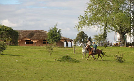 Paseo a caballo por el campo. - Departamento de Tacuarembó - URUGUAY. Foto No. 32569