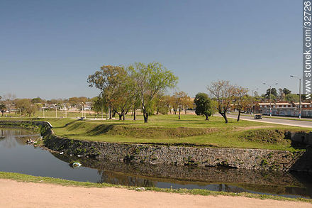 Parque lineal sobre el Arroyo Miguelete, ex asentamiento 25 de Agosto. Bvar. B. y Ordóñez - Departamento de Montevideo - URUGUAY. Foto No. 32726