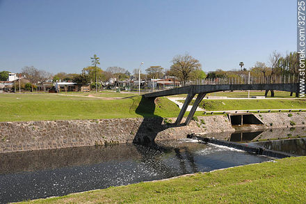 Puente peatonal sobre el arroyo Miguelete - Departamento de Montevideo - URUGUAY. Foto No. 32725