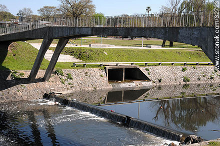 Puente peatonal sobre el arroyo Miguelete. - Departamento de Montevideo - URUGUAY. Foto No. 32723
