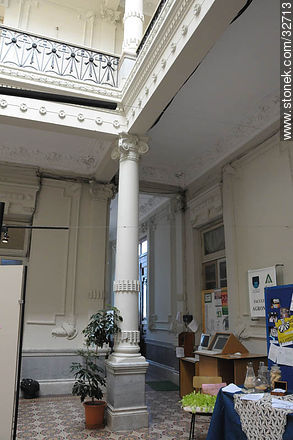 Hall y primer piso de la Facultad de Agronomía - Departamento de Montevideo - URUGUAY. Foto No. 32713