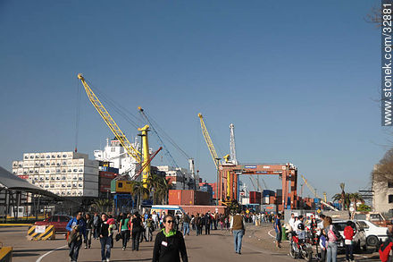 Visitantes en el Puerto de Montevideo el día del Patrimonio - Departamento de Montevideo - URUGUAY. Foto No. 32881