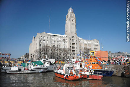 Port of Montevideo. Navy headquarters. - Department of Montevideo - URUGUAY. Photo #32889