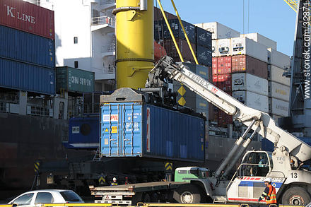Descarga de un carguero en el Puerto de Montevideo - Departamento de Montevideo - URUGUAY. Foto No. 32871