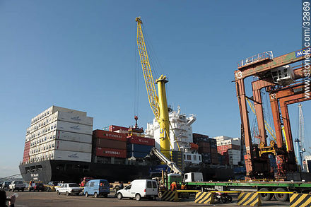 Descarga del carguero NYK Galaxy de Hamburgo en el puerto de Montevideo - Departamento de Montevideo - URUGUAY. Foto No. 32869