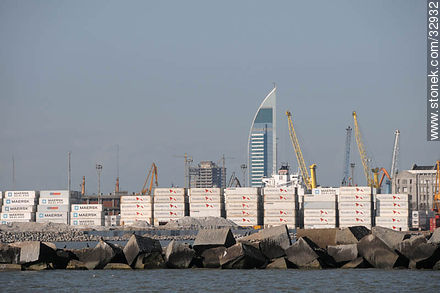Contenedores en el puerto de Montevideo, plumas de grúas, torre Antel y la escollera Oeste - Departamento de Montevideo - URUGUAY. Foto No. 32932