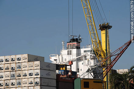Unloading containers in the port of Montevideo - Department of Montevideo - URUGUAY. Photo #32879