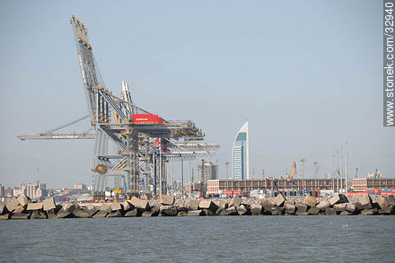 Grúas gigantes en el puerto de Montevideo. Torre Antel. Escollera Oeste. - Departamento de Montevideo - URUGUAY. Foto No. 32940