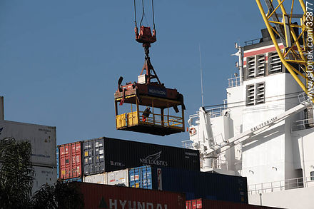 Unloading containers in the port of Montevideo - Department of Montevideo - URUGUAY. Photo #32877