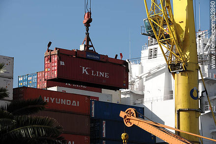 Descarga de un carguero en el Puerto de Montevideo - Departamento de Montevideo - URUGUAY. Foto No. 32860