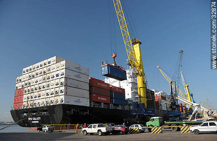Unloading containers in the port of Montevideo - Department of Montevideo - URUGUAY. Photo #32874