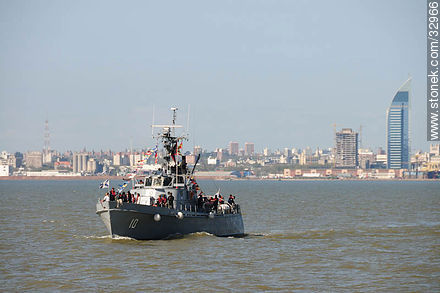 Lancha de la Armada en paseo por el día del Patrimonio - Departamento de Montevideo - URUGUAY. Foto No. 32966