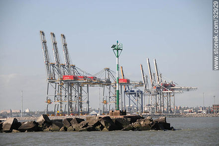 Baliza de la escollera oeste. Nuevas grúas gigantes en el puerto de Montevideo. - Departamento de Montevideo - URUGUAY. Foto No. 32929